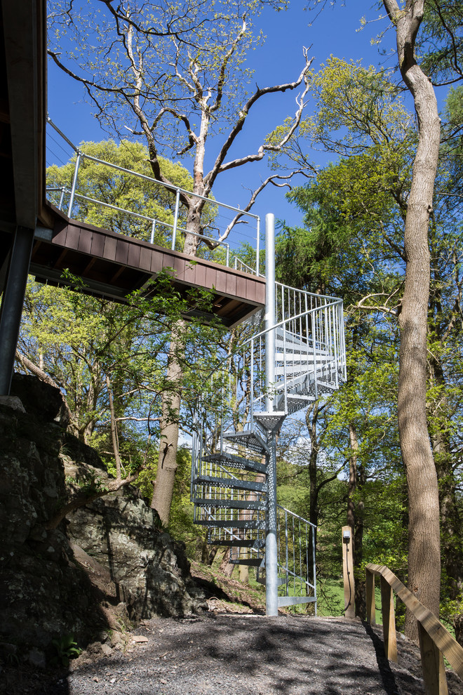 Стильный дизайн: винтовая лестница среднего размера в стиле модернизм с металлическими ступенями и металлическими перилами - последний тренд