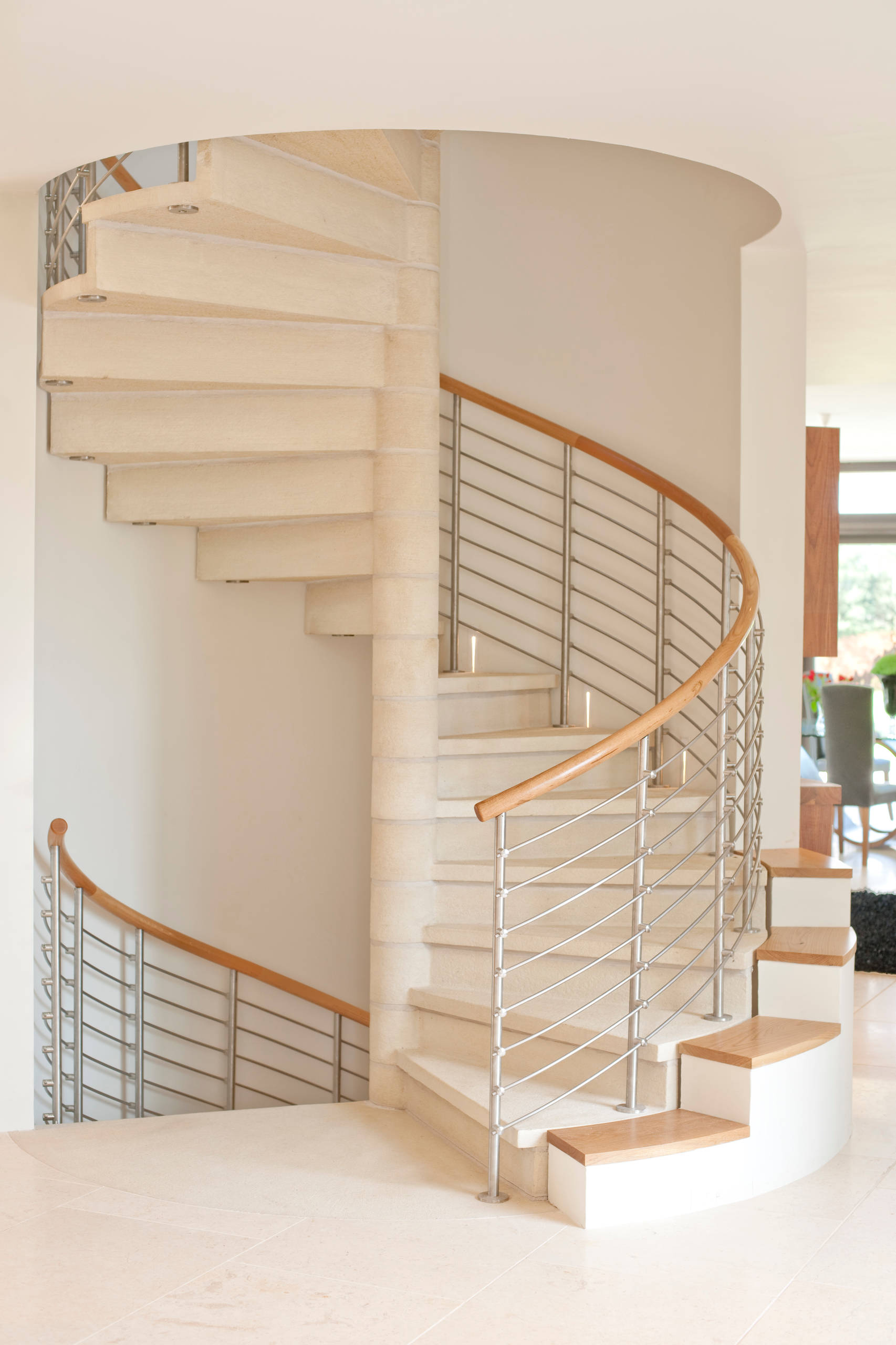 Красивая отделка бетонных лестниц для особняков и коттеджей