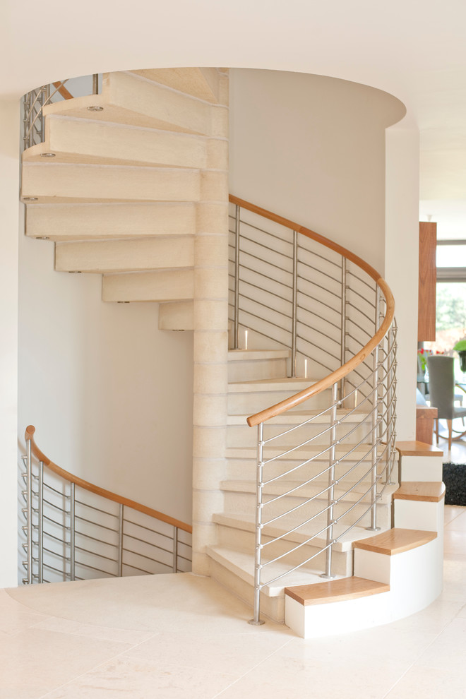 Пример оригинального дизайна: винтовая бетонная лестница в современном стиле с бетонными ступенями