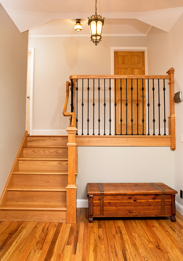 На фото: лестница в стиле неоклассика (современная классика) с деревянными ступенями и крашенными деревянными подступенками