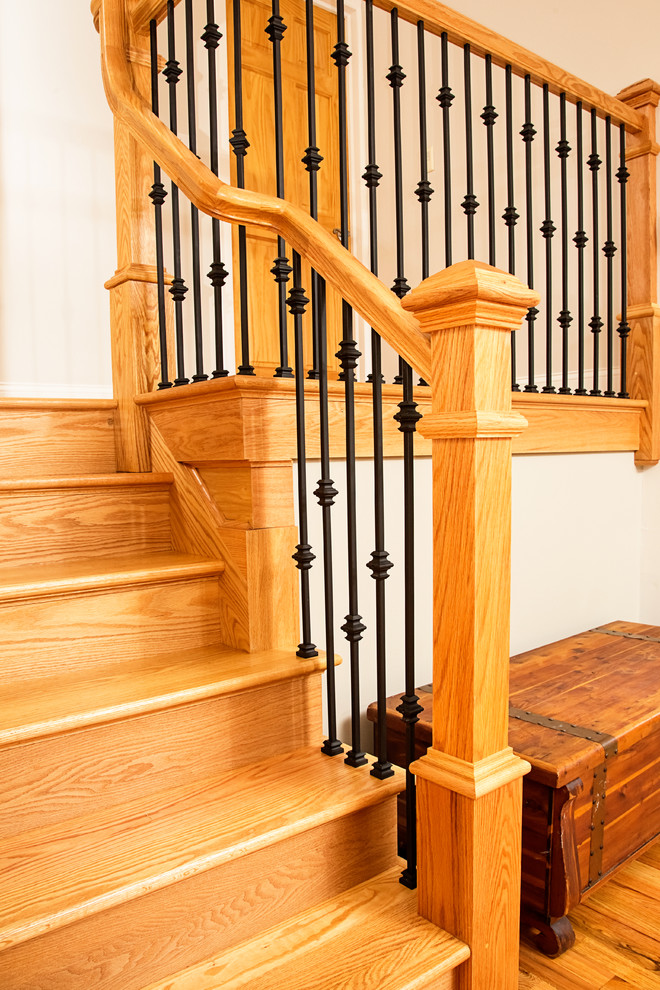 Imagen de escalera tradicional renovada con escalones de madera y contrahuellas de madera pintada