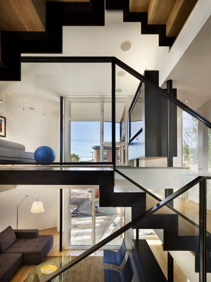 Cette image montre un escalier flottant minimaliste avec éclairage.