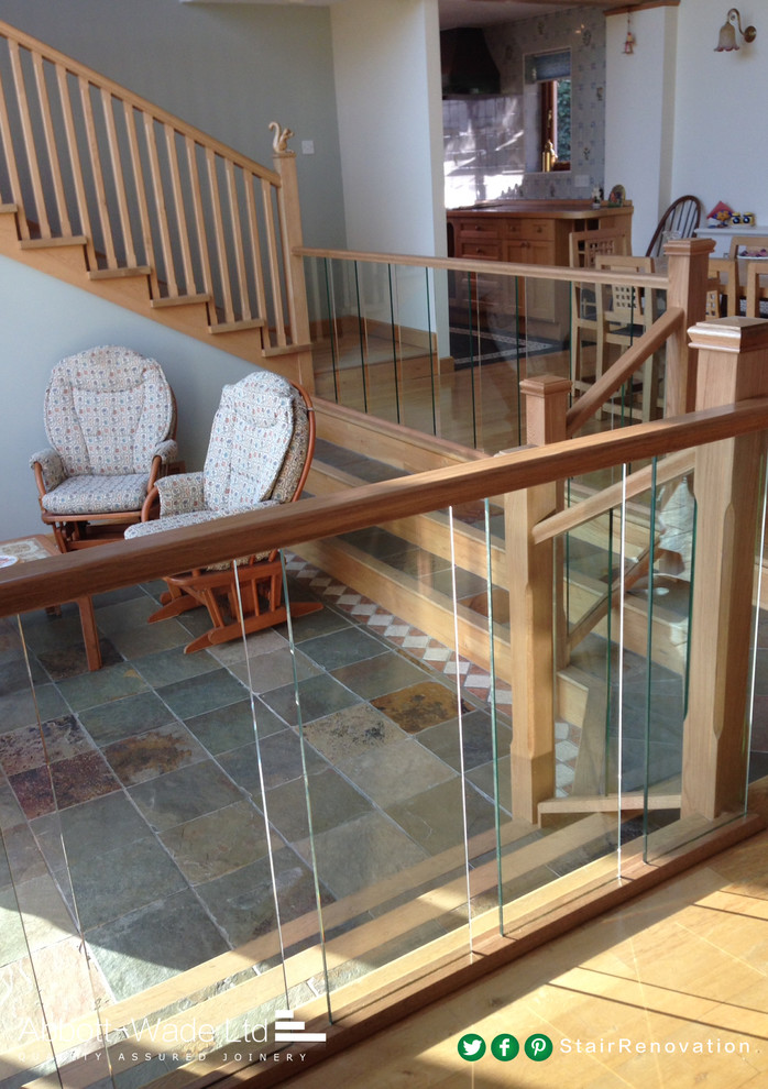 Diseño de escalera recta contemporánea con contrahuellas de madera y escalones con baldosas