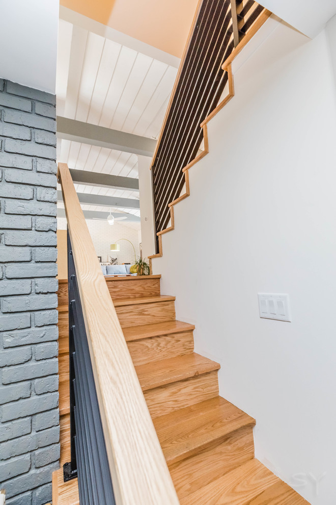 Kleine Retro Holztreppe in U-Form mit Holz-Setzstufen und Stahlgeländer in Chicago