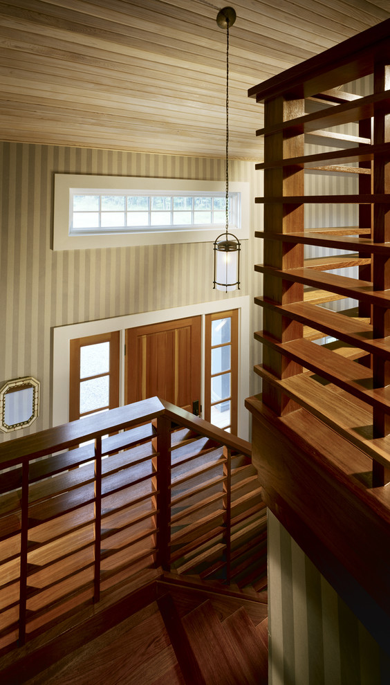 Ejemplo de escalera campestre con escalones de madera