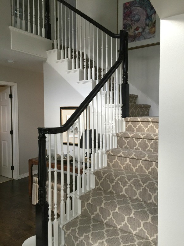 Стильный дизайн: угловая лестница среднего размера в классическом стиле с ступенями с ковровым покрытием, ковровыми подступенками и деревянными перилами - последний тренд