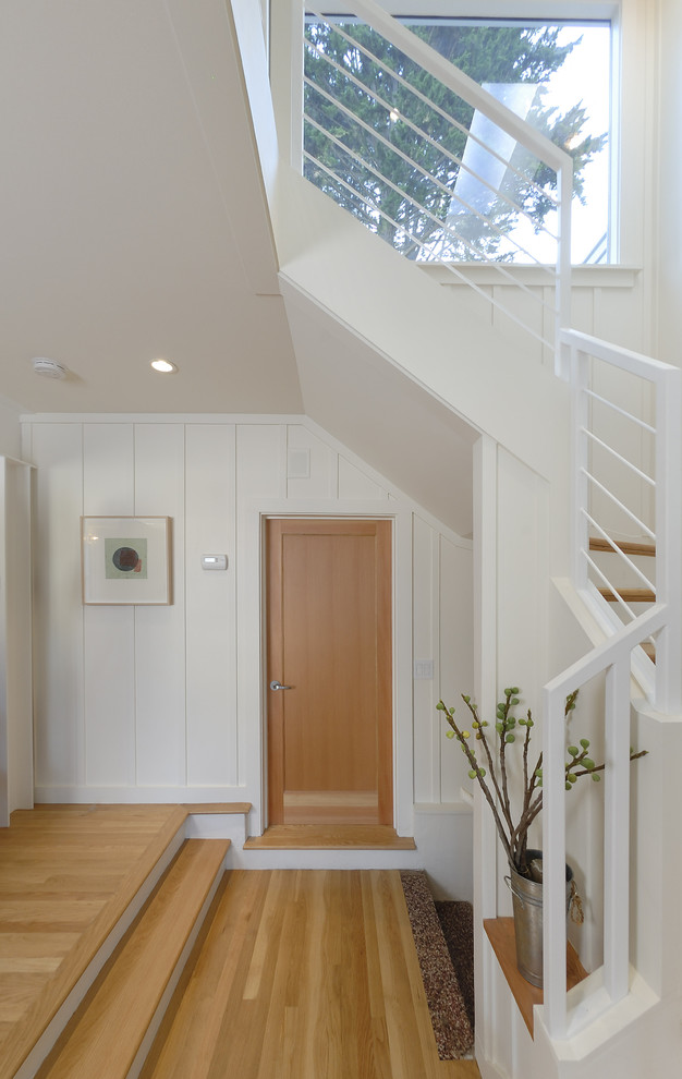Идея дизайна: лестница в современном стиле с деревянными ступенями