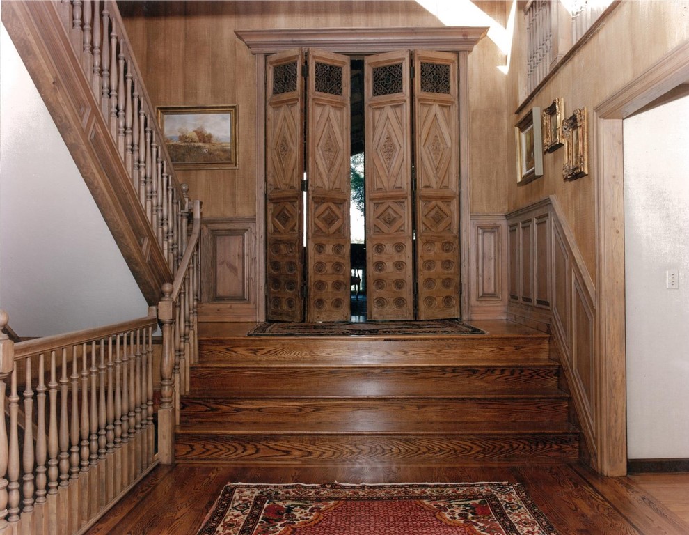 На фото: п-образная деревянная лестница в классическом стиле с деревянными ступенями