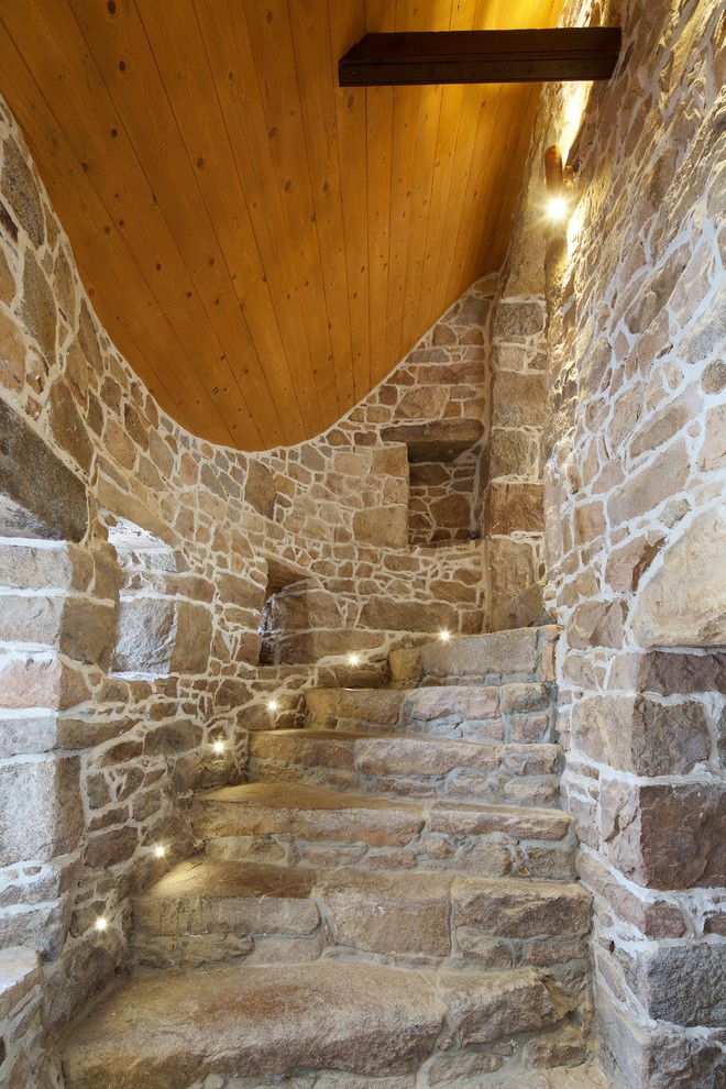 На фото: изогнутая лестница в средиземноморском стиле