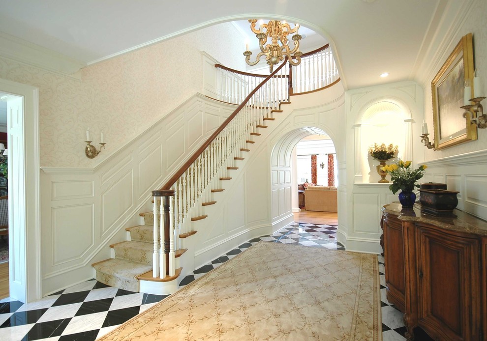На фото: лестница в классическом стиле с деревянными ступенями