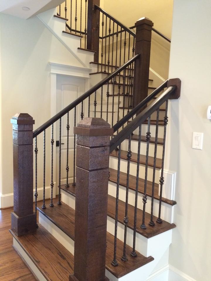 Idées déco pour un escalier peint classique en U de taille moyenne avec des marches en bois et un garde-corps en bois.