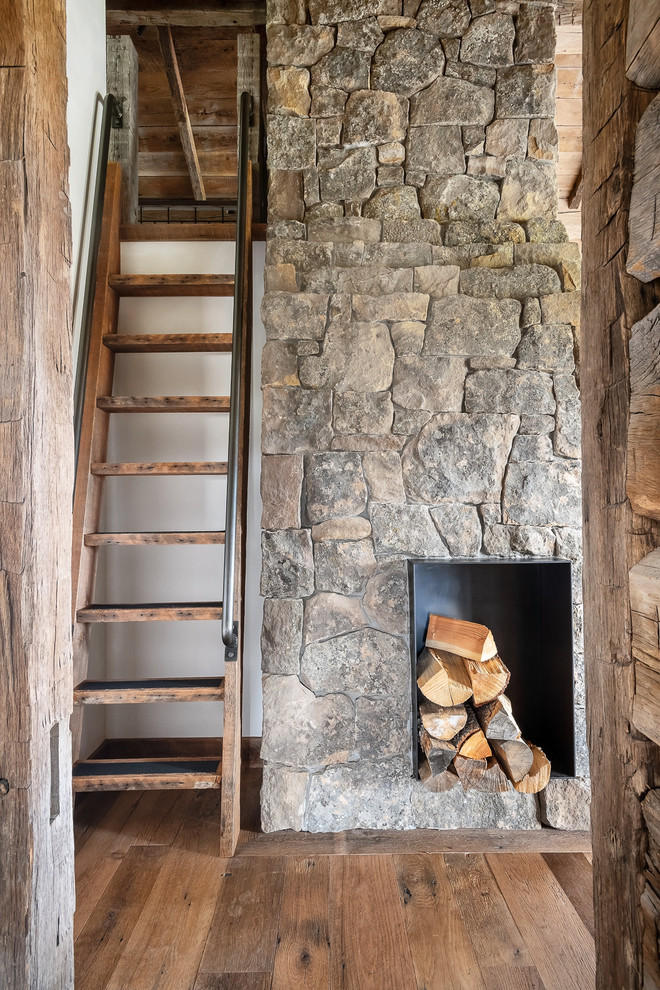 На фото: прямая лестница в стиле рустика с деревянными ступенями и металлическими перилами без подступенок с