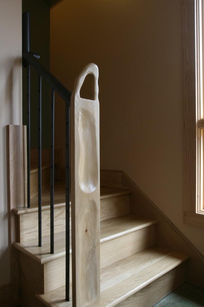 Gewendelte, Kleine Klassische Holztreppe mit Holz-Setzstufen und Stahlgeländer in Sonstige