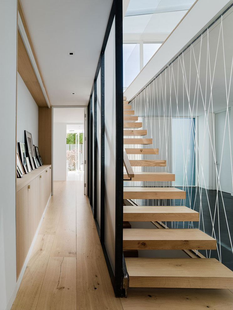 Стильный дизайн: маленькая лестница на больцах в современном стиле с деревянными ступенями без подступенок для на участке и в саду - последний тренд