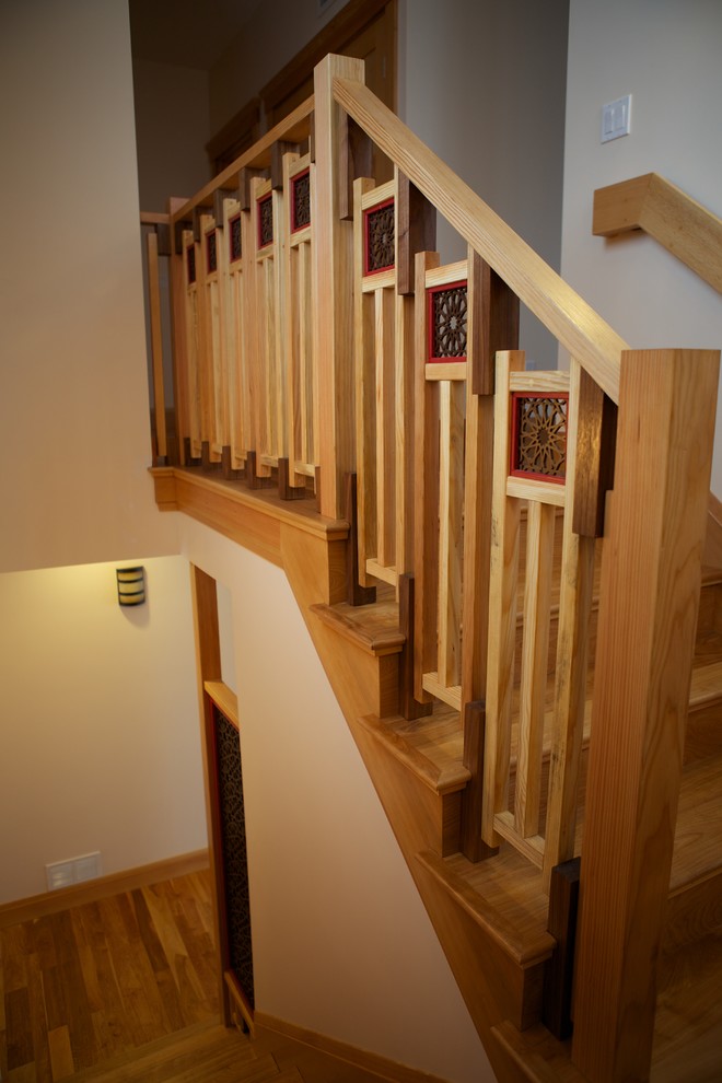 Пример оригинального дизайна: большая п-образная деревянная лестница в современном стиле с деревянными ступенями и деревянными перилами