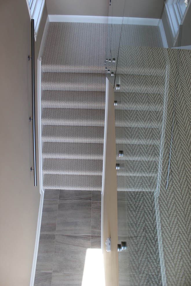 Cette image montre un escalier design en L de taille moyenne avec des marches en moquette et des contremarches en moquette.