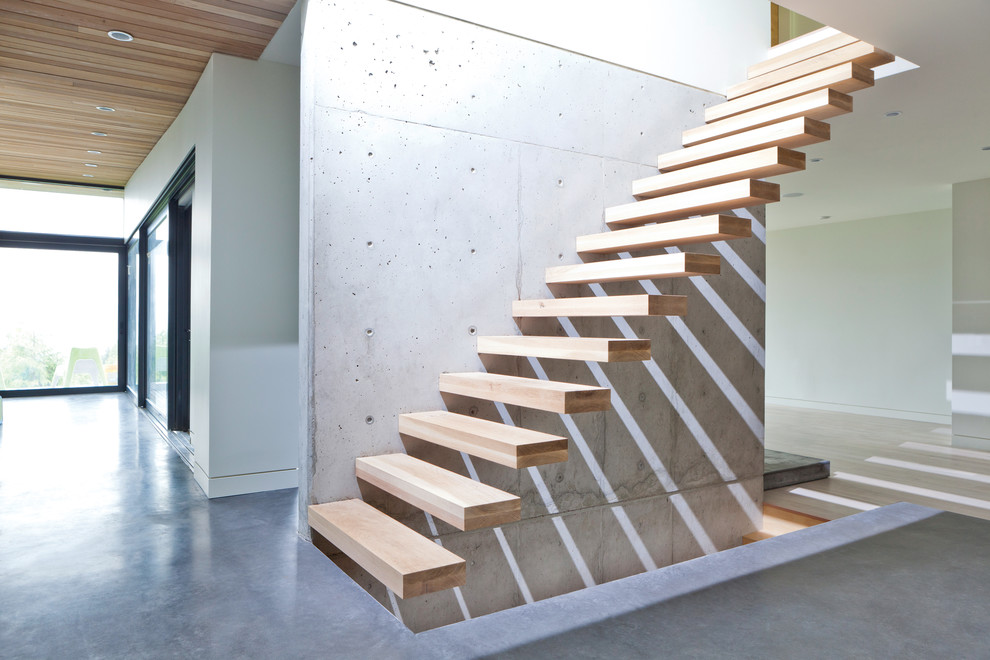 Источник вдохновения для домашнего уюта: большая лестница на больцах в стиле модернизм с деревянными ступенями