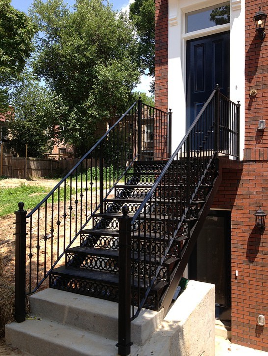 Стильный дизайн: прямая металлическая лестница среднего размера в классическом стиле с металлическими ступенями - последний тренд