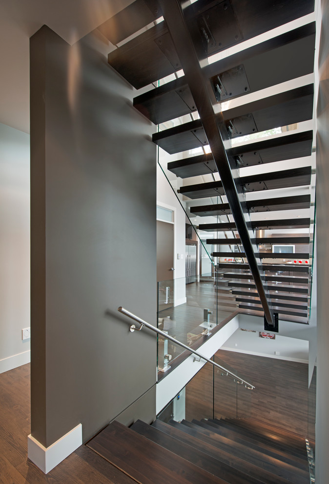 Gerade, Große Moderne Holztreppe mit offenen Setzstufen in Vancouver