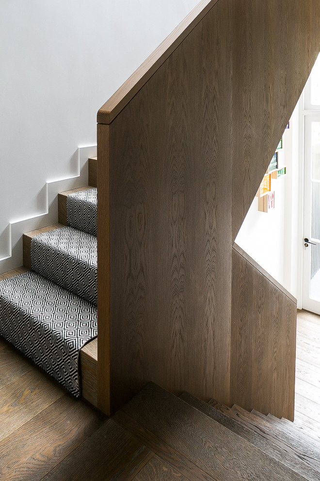 На фото: прямая деревянная лестница среднего размера в современном стиле с деревянными ступенями и деревянными перилами