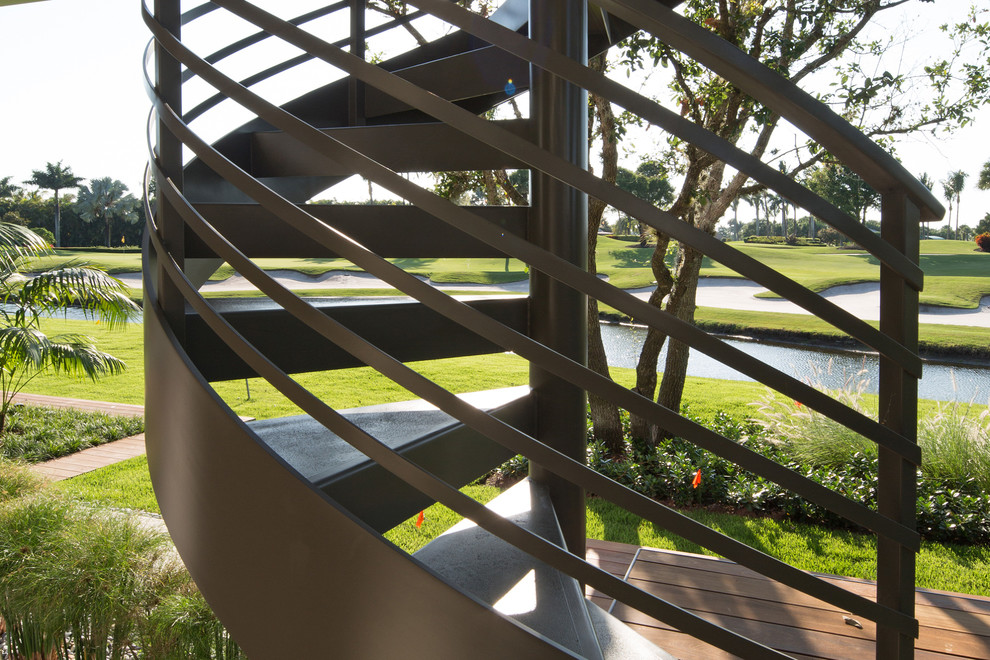 Пример оригинального дизайна: винтовая металлическая лестница в современном стиле с металлическими ступенями и металлическими перилами