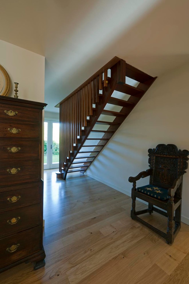 Diseño de escalera recta contemporánea de tamaño medio sin contrahuella con escalones de madera