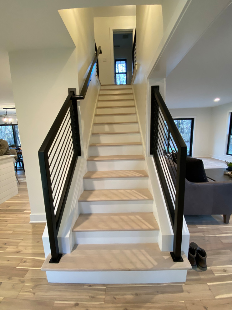 Идея дизайна: прямая лестница среднего размера в стиле кантри с деревянными ступенями, крашенными деревянными подступенками и металлическими перилами