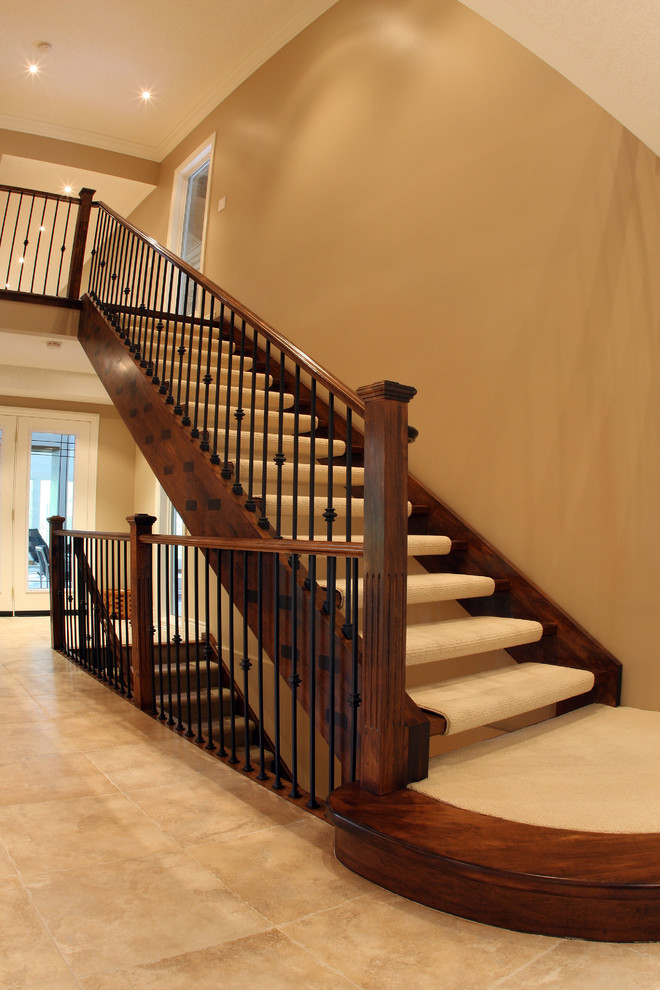Свежая идея для дизайна: лестница на больцах в классическом стиле с деревянными ступенями без подступенок - отличное фото интерьера