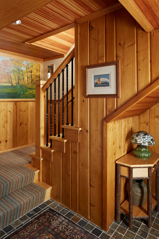 На фото: п-образная деревянная лестница в стиле рустика с деревянными ступенями