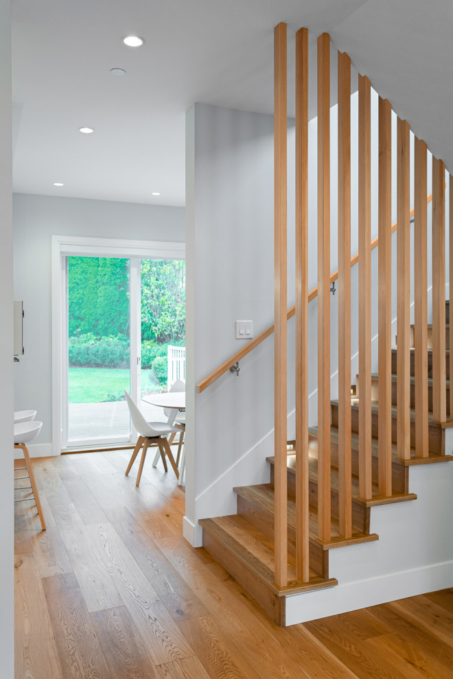 На фото: маленькая п-образная деревянная лестница в современном стиле с деревянными ступенями и деревянными перилами для на участке и в саду