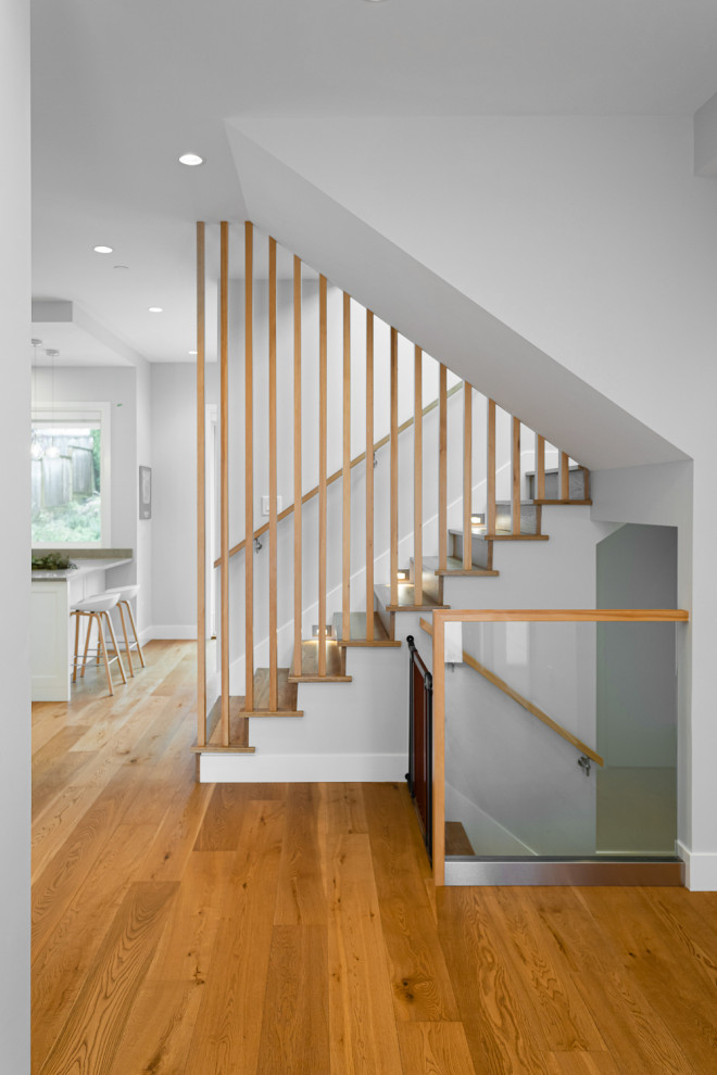 Idée de décoration pour un petit escalier design en U avec des marches en bois, des contremarches en bois et un garde-corps en bois.