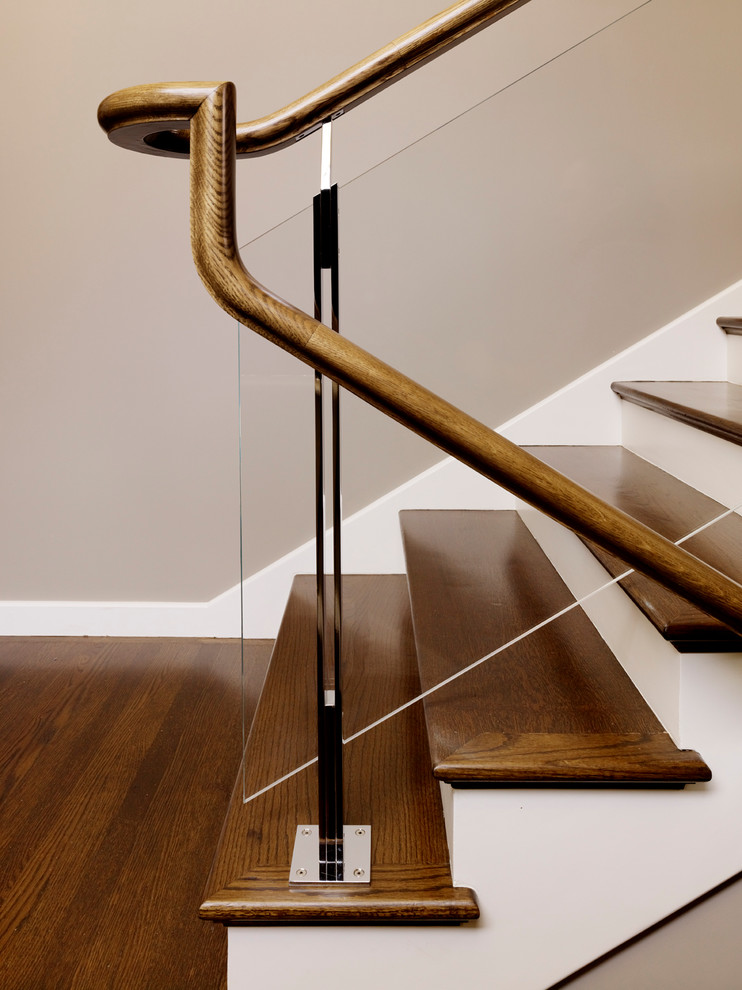 Foto di una scala a "U" minimalista con pedata in legno e alzata in legno verniciato