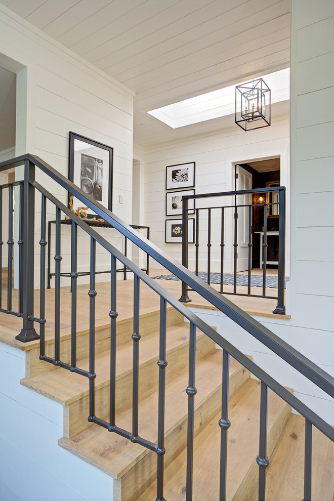 Imagen de escalera recta de estilo de casa de campo de tamaño medio con escalones de madera y contrahuellas de madera