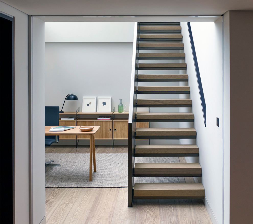 На фото: прямая металлическая лестница среднего размера в современном стиле с деревянными ступенями