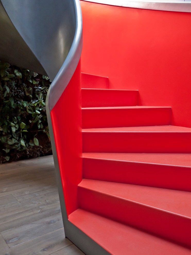 Cette photo montre un escalier courbe moderne avec des marches en métal et des contremarches en métal.