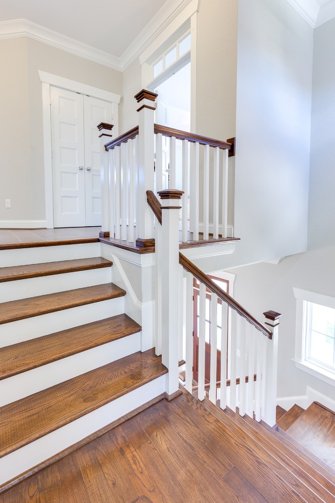 Стильный дизайн: п-образная лестница среднего размера в морском стиле с деревянными ступенями и крашенными деревянными подступенками - последний тренд