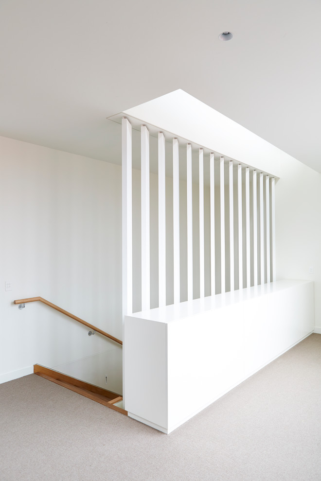 Пример оригинального дизайна: угловая деревянная лестница в современном стиле с деревянными ступенями