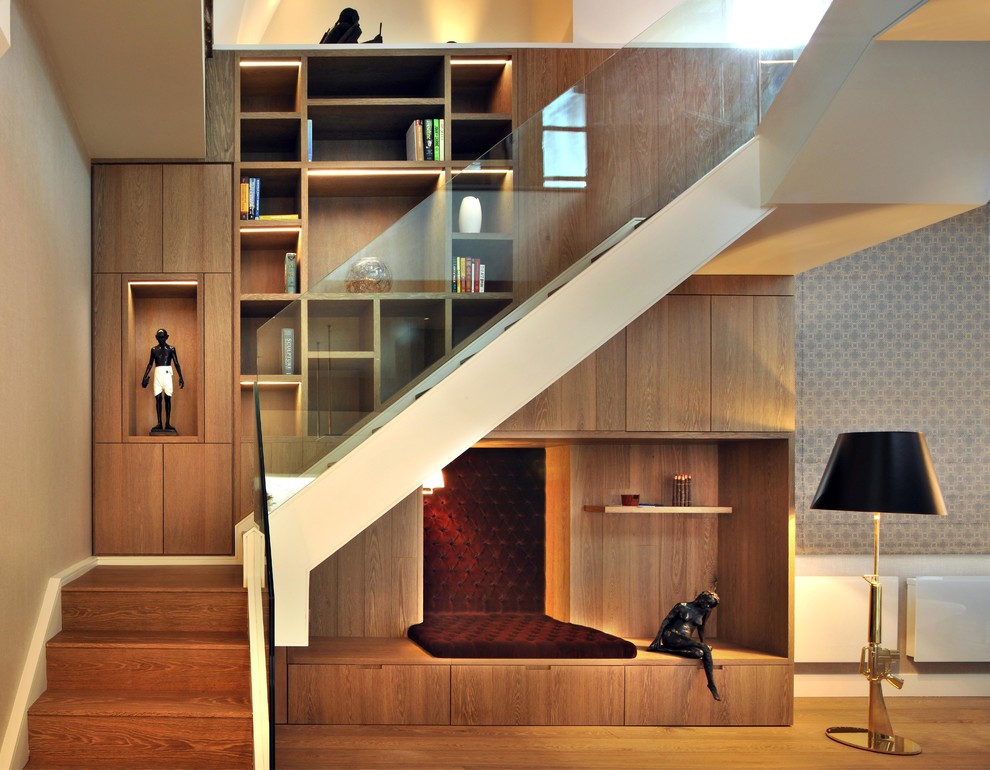 Стильный дизайн: п-образная деревянная лестница среднего размера в современном стиле с деревянными ступенями и кладовкой или шкафом под ней - последний тренд