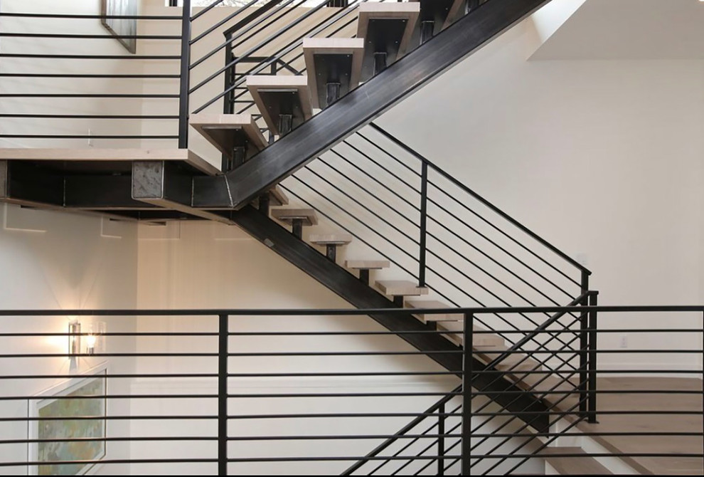 Идея дизайна: п-образная металлическая лестница среднего размера в современном стиле с деревянными ступенями и металлическими перилами