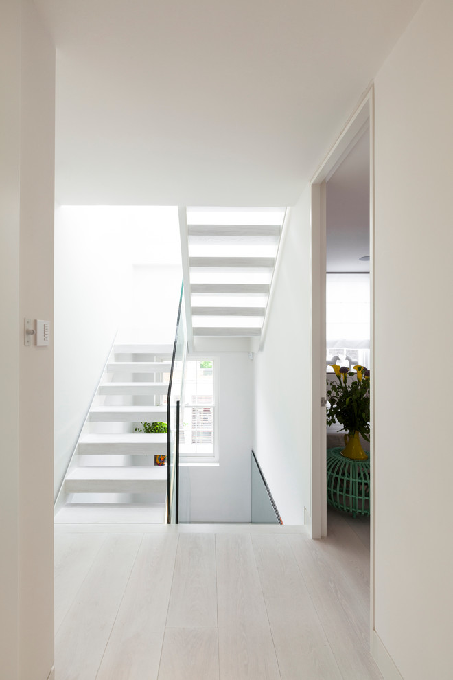 Contemporary u-shaped staircase in London with open risers.