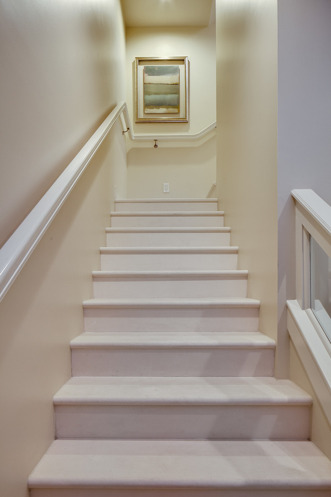 Mittelgroße Moderne Treppe in L-Form mit gebeizten Holz-Treppenstufen und gebeizten Holz-Setzstufen in Miami