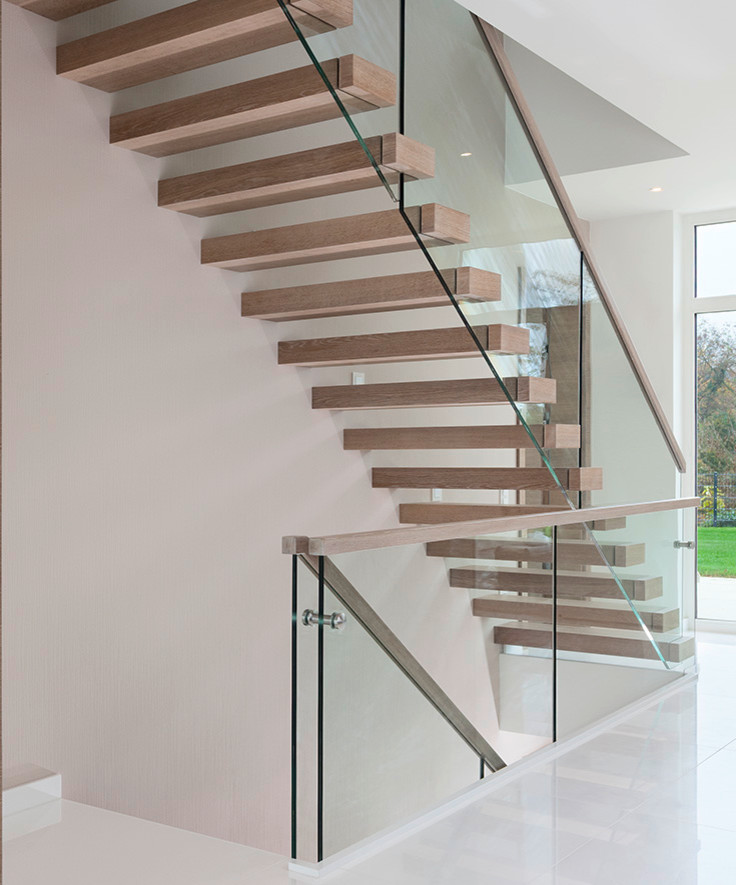 Diseño de escalera suspendida moderna con escalones de madera