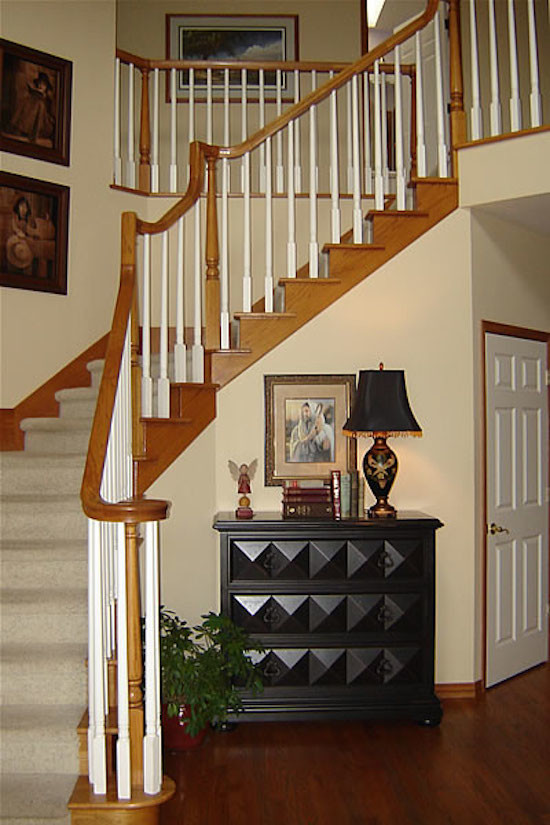 На фото: изогнутая лестница среднего размера в классическом стиле с ступенями с ковровым покрытием, ковровыми подступенками и деревянными перилами