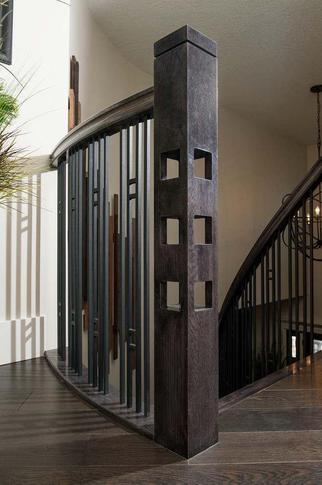 Inspiration pour un escalier courbe design avec des marches en bois et des contremarches en bois.