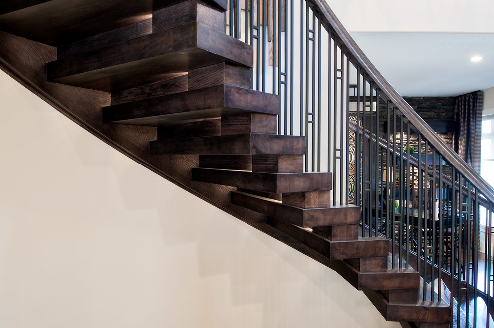 Ejemplo de escalera curva actual con escalones de madera y contrahuellas de madera
