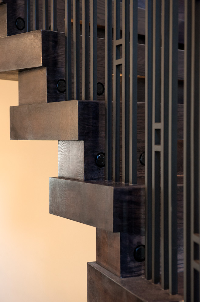 Imagen de escalera curva contemporánea con escalones de madera y contrahuellas de madera