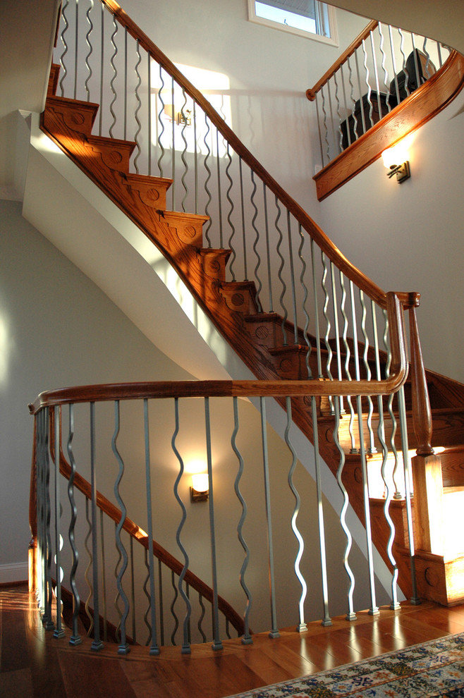 Diseño de escalera suspendida clásica con escalones de madera y contrahuellas de madera