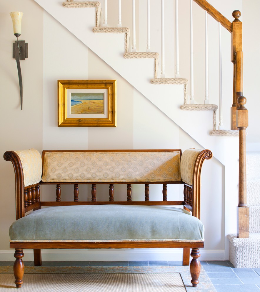 Пример оригинального дизайна: лестница в классическом стиле с ступенями с ковровым покрытием и ковровыми подступенками