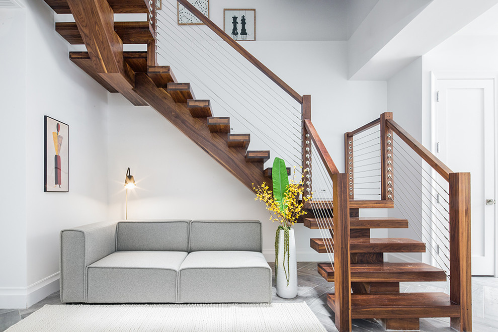 Cette image montre un escalier design en U de taille moyenne avec des marches en bois et palier.