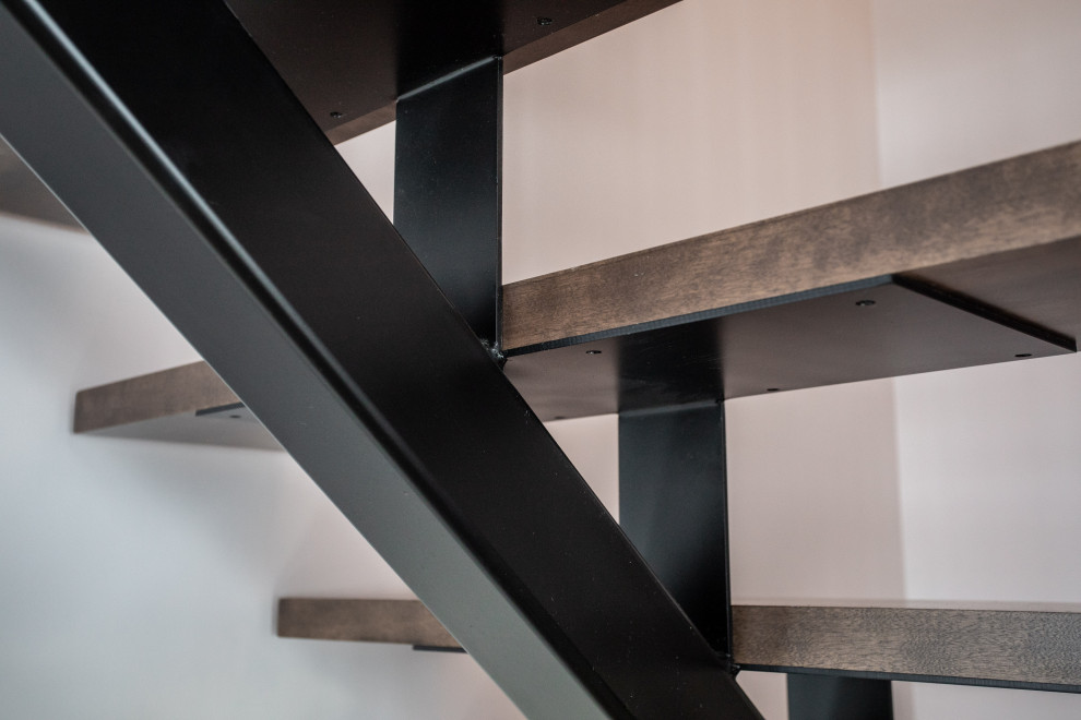 Стильный дизайн: п-образная лестница в стиле модернизм с деревянными ступенями и перилами из смешанных материалов без подступенок - последний тренд